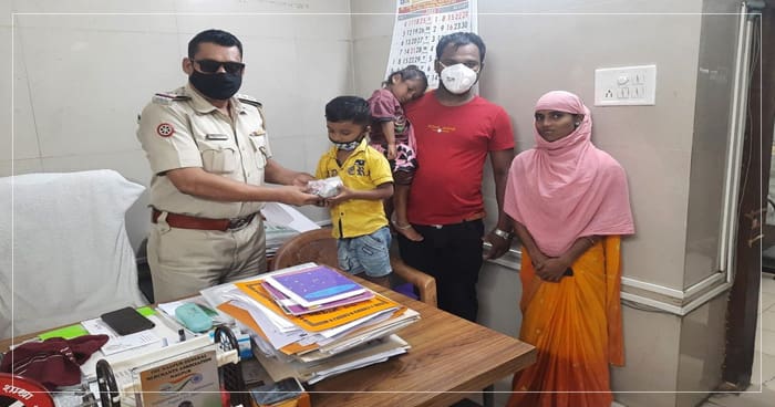 ઓટો ડ્રાઈવર પાસે દંડ ભરવા માટે પૈસા નહોતા, દીકરાનો ગલ્લો લઈને પહોંચ્યો રીક્ષા ચાલક ચલણ ભરવા, પછી થયું કંઇક આવું