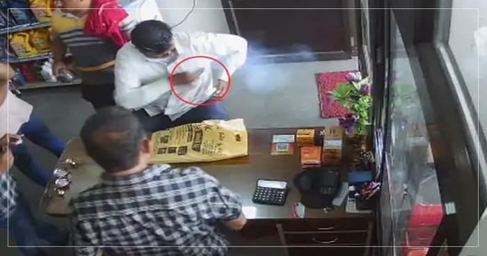 શર્ટના ખિસ્સામાં રહેલ મોબાઇલમાં અચાનક લાગી આગ, સમગ્ર ઘટના CCTV માં થઇ ગઈ કેદ, જુઓ તસવીરો